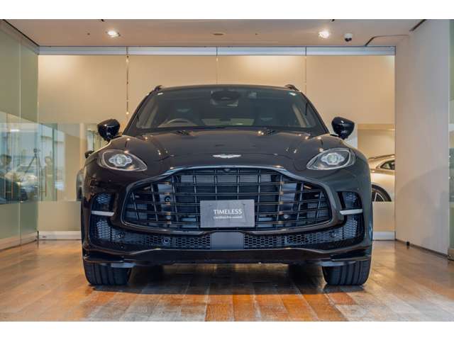 Aston Martin DBX 6