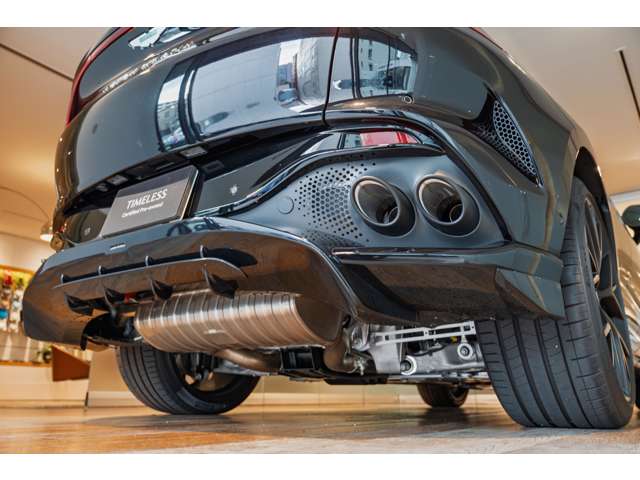 Aston Martin DBX 8