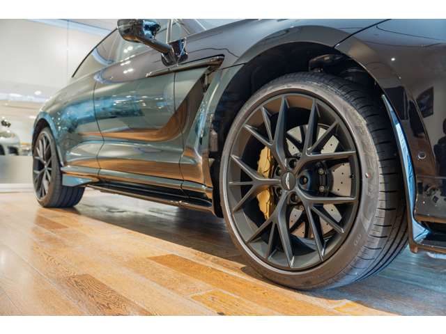 Aston Martin DBX 9