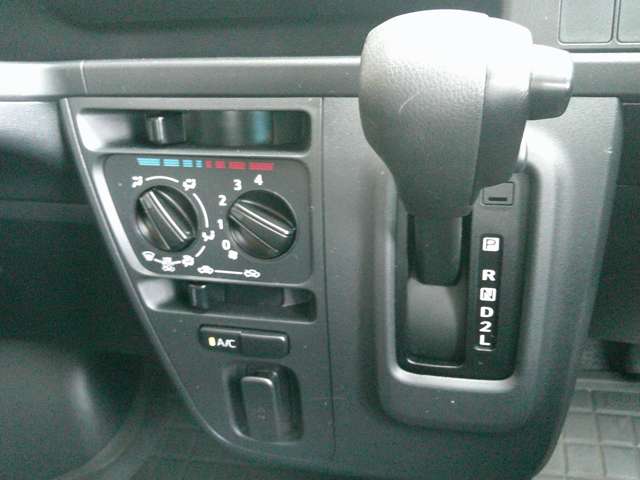 Daihatsu Hijet Deck Van 11