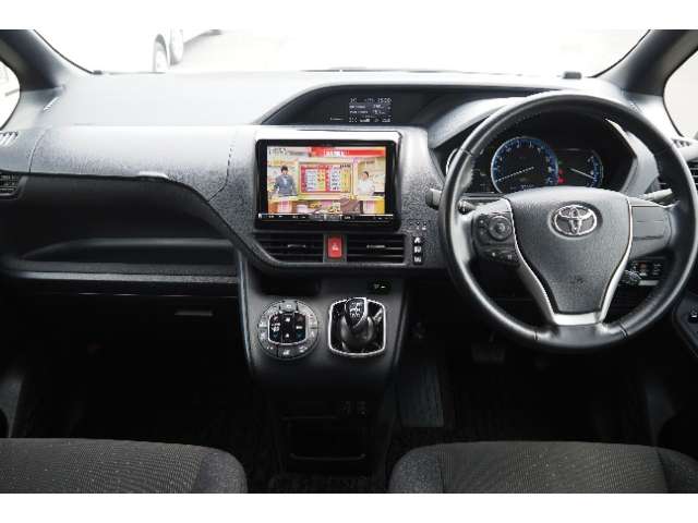 Toyota Voxy 3