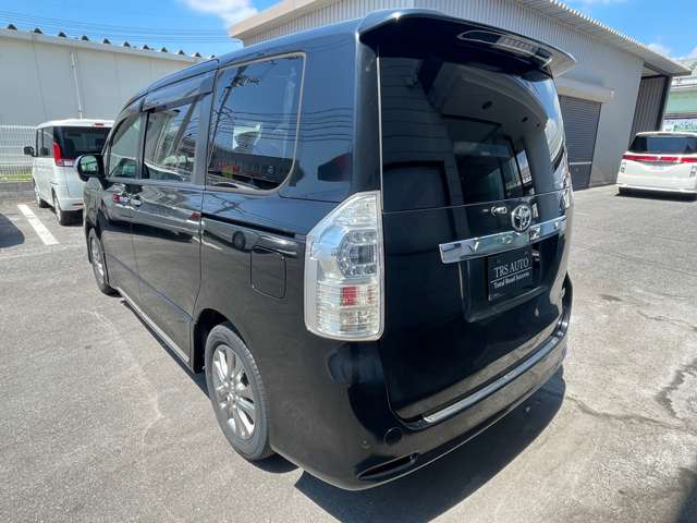 Toyota Voxy 4