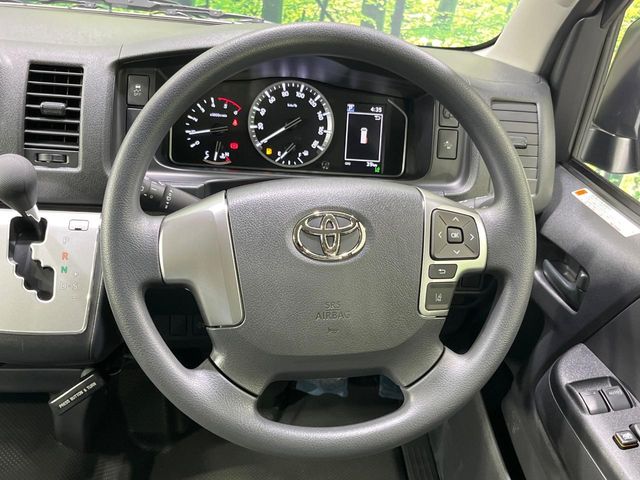 Toyota Hiace Van 11