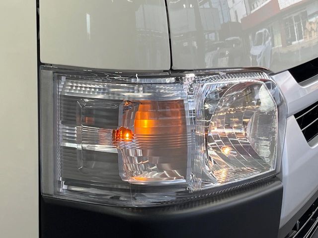 Toyota Hiace Van 12