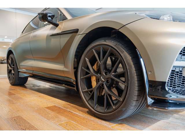 Aston Martin DBX 11