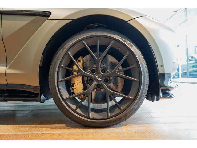 Aston Martin DBX 12