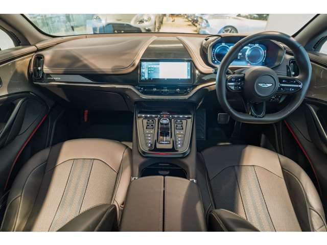 Aston Martin DBX 2