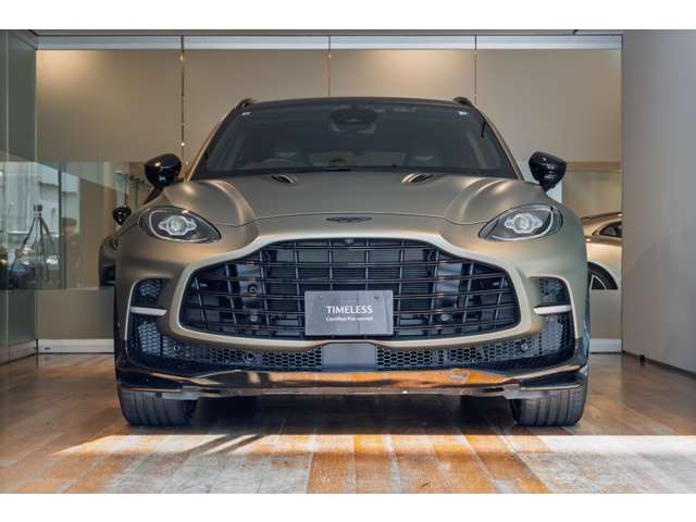 Aston Martin DBX 6