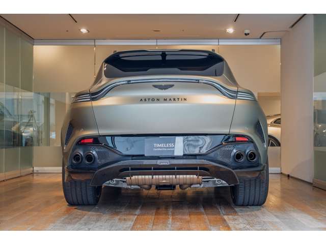 Aston Martin DBX 8