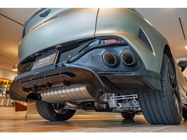 Aston Martin DBX 10