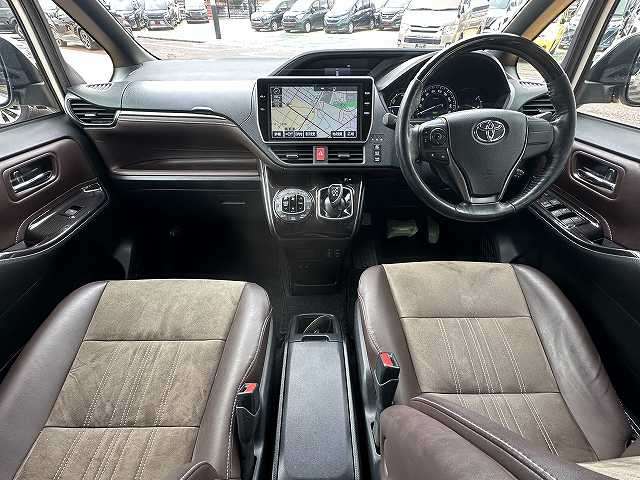 Toyota Esquire 3