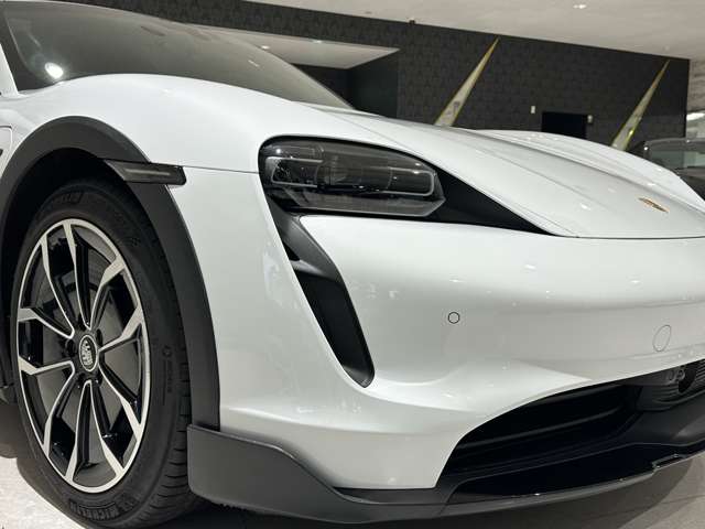 Porsche Taycan Cross Turismo 6