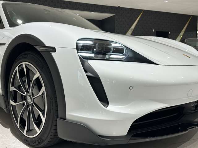 Porsche Taycan Cross Turismo 7
