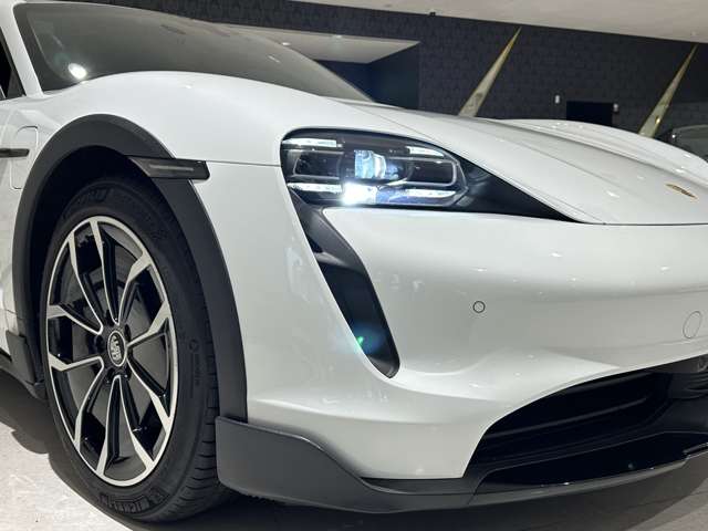Porsche Taycan Cross Turismo 8