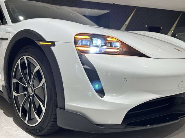 Porsche Taycan Cross Turismo 10
