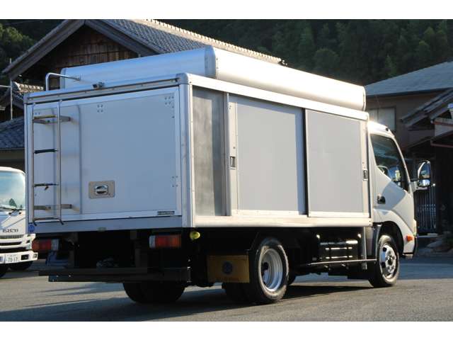 Hino Dutro 9