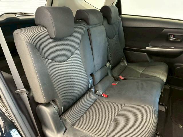 Toyota Prius α 11