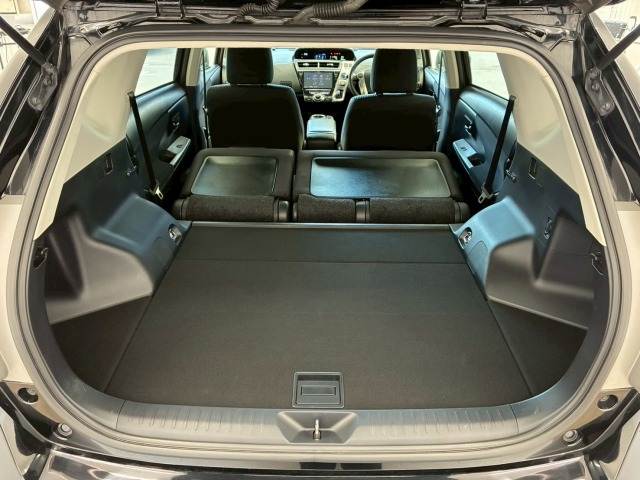 Toyota Prius α 12