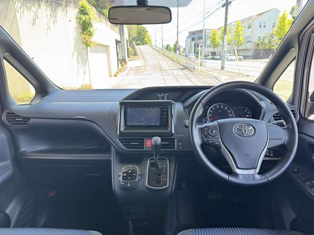 Toyota Voxy 2