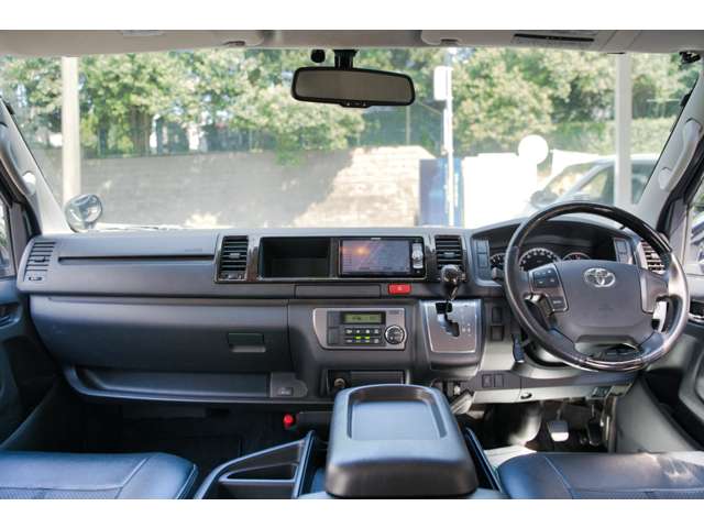 Toyota Hiace Van 4