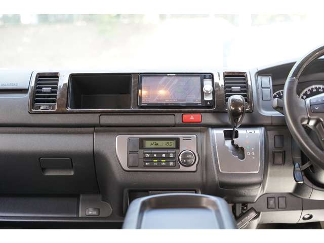 Toyota Hiace Van 5