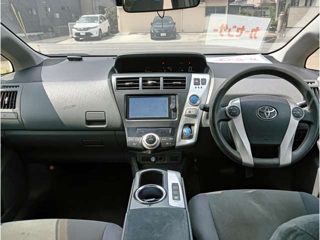 Toyota Prius α 11