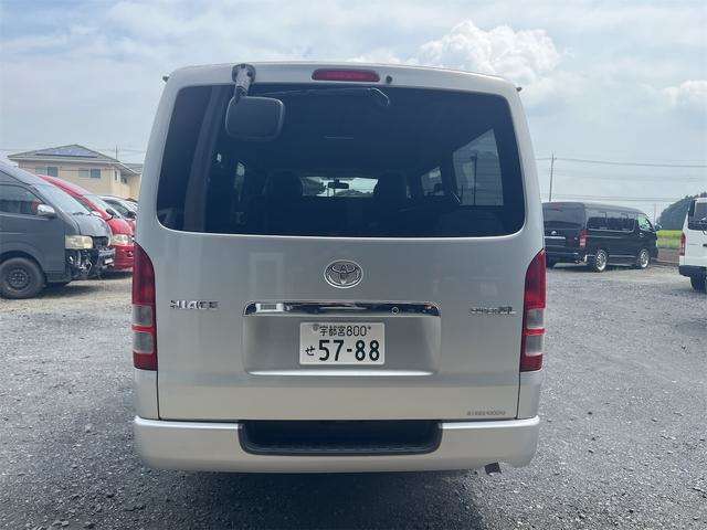 Toyota Hiace Van 11