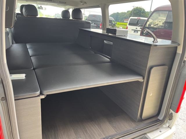 Toyota Hiace Van 5