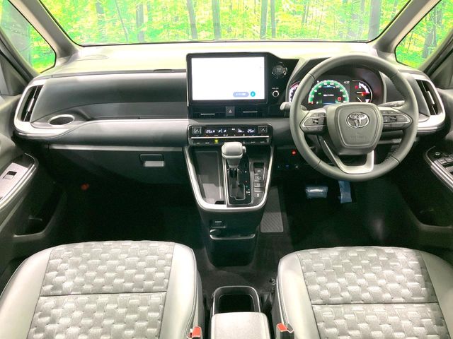Toyota Voxy 2