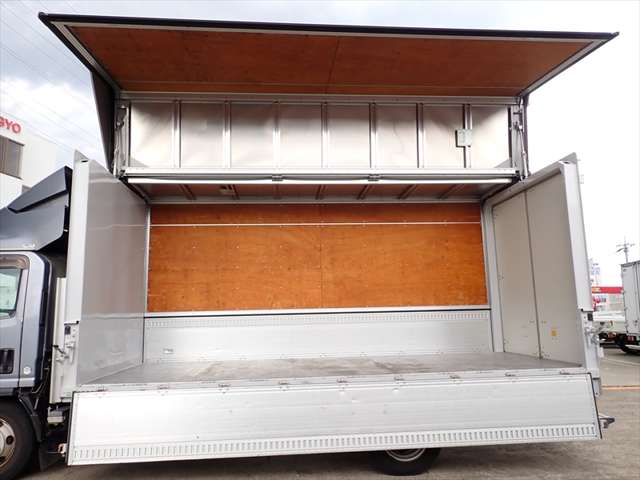 Isuzu Elf 12