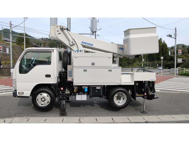 Isuzu Elf 8
