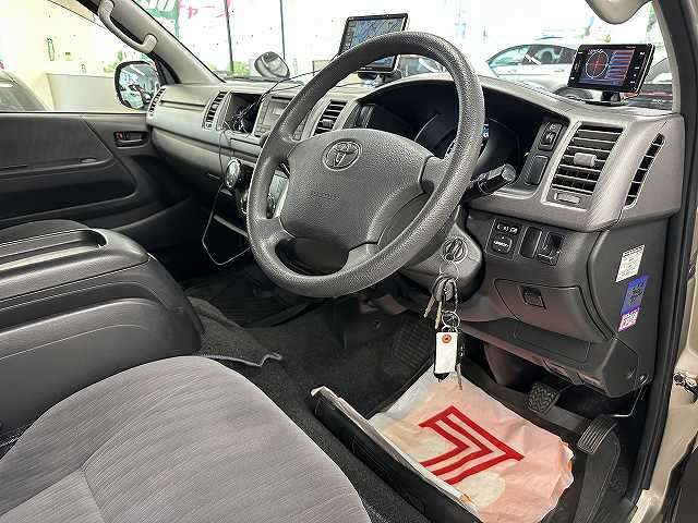 Toyota Hiace Van 4