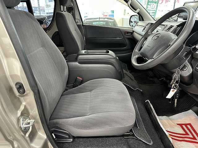 Toyota Hiace Van 5