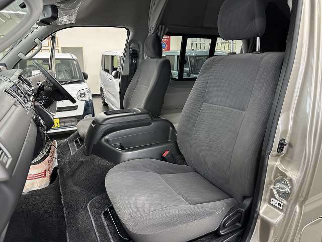Toyota Hiace Van 6