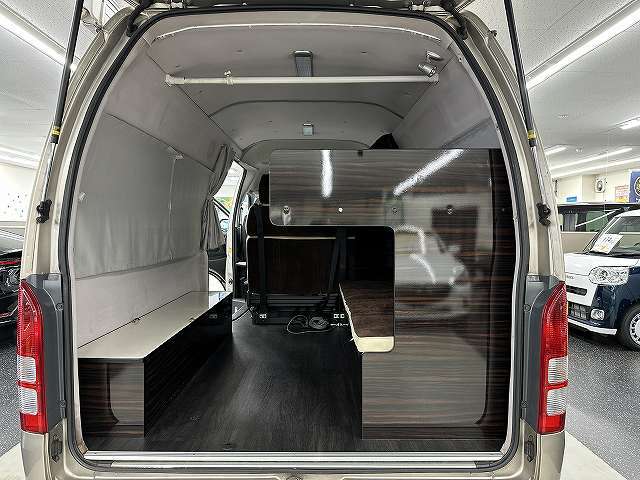 Toyota Hiace Van 9