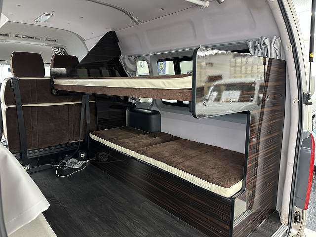 Toyota Hiace Van 10
