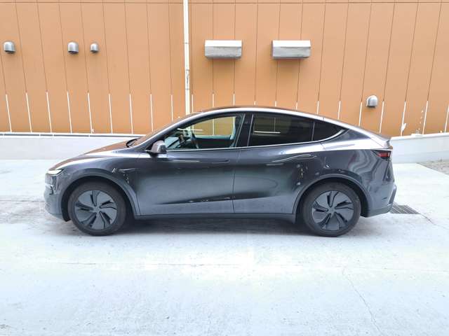 Tesla Model Y 10