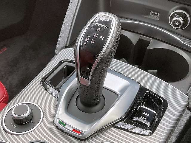 Alfa Romeo Stelvio 12