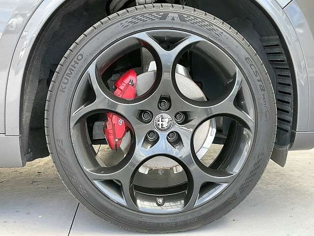 Alfa Romeo Stelvio 6