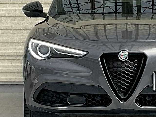 Alfa Romeo Stelvio 7