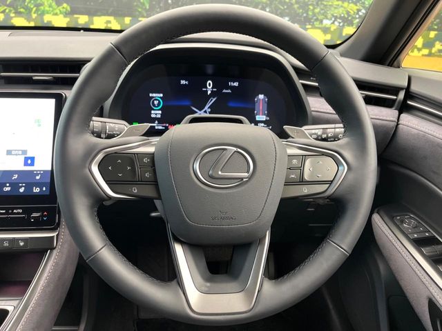 Lexus LBX 11