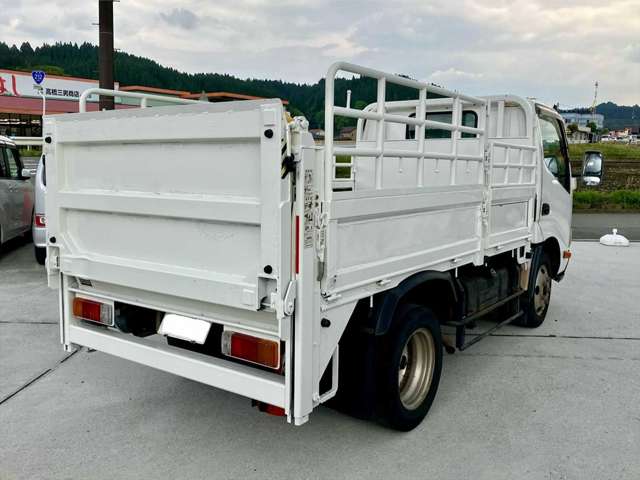 Hino Dutro 3
