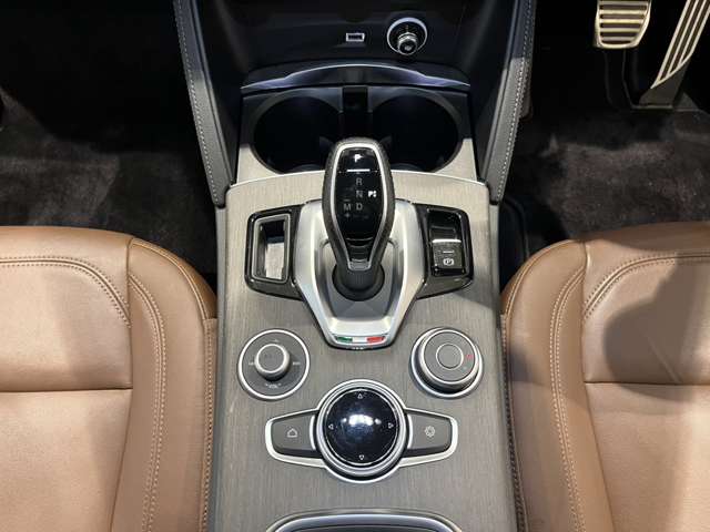 Alfa Romeo Stelvio 7