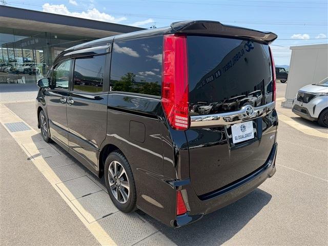 Toyota Noah 8