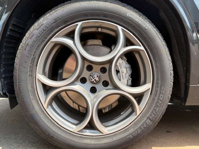 Alfa Romeo Stelvio 12