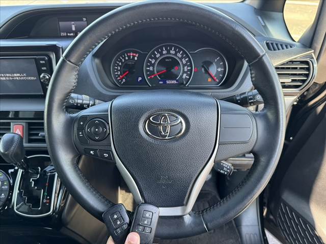 Toyota Noah 4