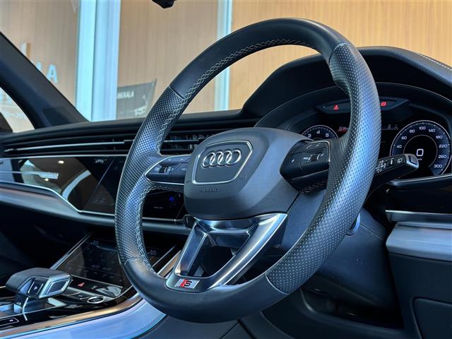 Audi Q7 6