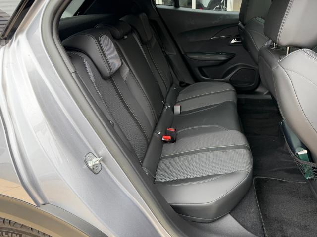 Peugeot SUV e-2008 12