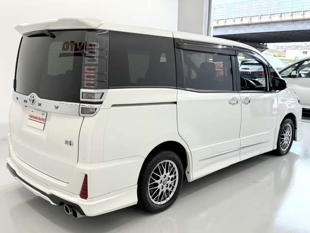 Toyota Voxy 9