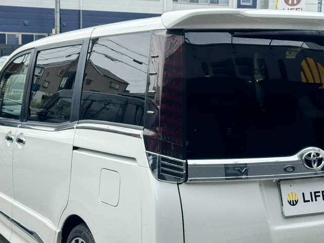 Toyota Voxy 11